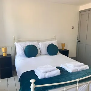  Holiday home Quirky 2 Bed House, Sleeps 5, Near City Centre With Summer House, Garden & Parking Work Contractor Leisure - Topaz